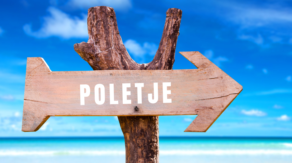Plaža s smerokazom z napisom poletje